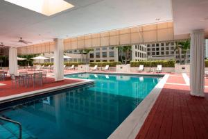 迈阿密迈阿密戴德兰万豪酒店的一座配有桌椅的酒店游泳池