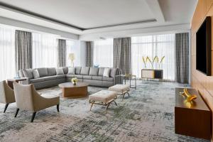 夏洛特夏洛特丽思卡尔顿酒店的带沙发和电视的大型客厅