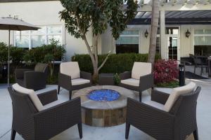 西湖村酒店洛杉矶西湖西昂村原住酒店的庭院设有椅子和桌子,喷泉旁设有