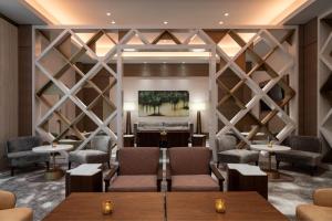安纳海姆The Westin Anaheim Resort的餐厅设有桌椅和葡萄酒架墙