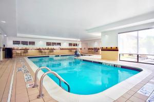 伊利伊利春季山丘套房酒店的蓝色海水大型游泳池