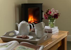贝图瑟科伊德Glandwr Cottage at Hendre Rhys Gethin的茶几和巧克力甜点盘