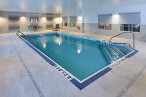 汉密尔顿TownePlace Suites by Marriott Hamilton的大楼内的大型游泳池