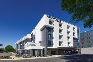 里士满Courtyard by Marriott Richmond Scott's Addition的白色的建筑,上面有标志