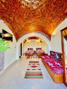 阿斯旺Kendaka Nubian House的客厅设有两张沙发和一个大天花板