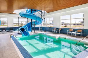 大草原城Delta Hotels by Marriott Grande Prairie Airport的一座带滑梯的室内游泳池