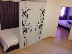 乔治市温柯茨118度假公寓的卧室设有滑动玻璃门和床