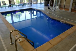 萨默塞特Fairfield Inn & Suites By Marriott Somerset的大楼内的一个蓝色海水游泳池