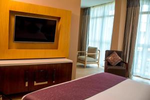 恩德培恩德培万豪Protea酒店的配有一张床和一台平面电视的酒店客房