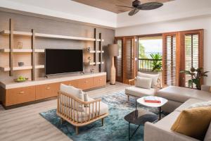 卡帕阿Sheraton Kauai Coconut Beach Resort的客厅配有电视、沙发和椅子