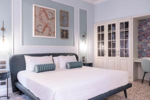 威尼斯Be Mate Ponte di Rialto的卧室配有一张带两个枕头的大白色床