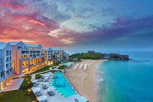 Saint GeorgeThe St. Regis Bermuda Resort的享有海滩和度假胜地的景色