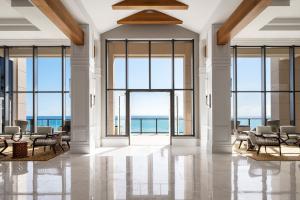 Saint GeorgeThe St. Regis Bermuda Resort的大堂设有大窗户,享有海景。
