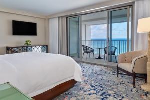 Saint GeorgeThe St. Regis Bermuda Resort的一间卧室配有一张床,享有海景