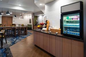 伯洛伊特伯洛伊特费尔菲尔德套房酒店的一间设有酒吧的餐厅,提供饮料冷却器