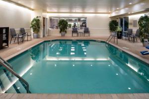 伯洛伊特伯洛伊特费尔菲尔德套房酒店的在酒店房间的一个大型游泳池