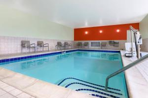 朗蒙特博尔德朗蒙特斯普林希尔套房酒店的在酒店房间的一个大型游泳池