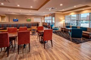 温泉城TownePlace Suites by Marriott Hot Springs的一间带桌椅的餐厅和一间酒吧
