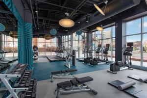 普罗维登斯Aloft Providence Downtown的健身房设有数台跑步机和有氧运动器材