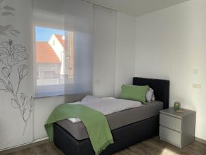 欣费尔德Wohnung für Berufstätige的一间小卧室,配有床和窗户