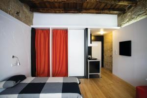 波尔图Belomonte 20 Apartments Porto World Heritage的一间卧室配有红色窗帘的床
