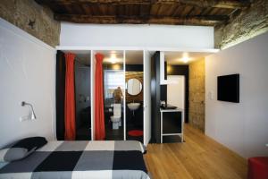 波尔图Belomonte 20 Apartments Porto World Heritage的一间卧室设有一张床和一间浴室。