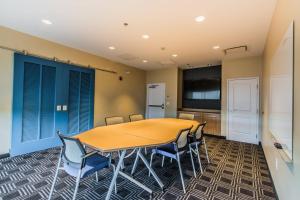 NewburghTownePlace Suites by Marriott Evansville Newburgh的一间会议室,配有桌椅