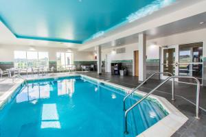 NewburghTownePlace Suites by Marriott Evansville Newburgh的在酒店房间的一个大型游泳池