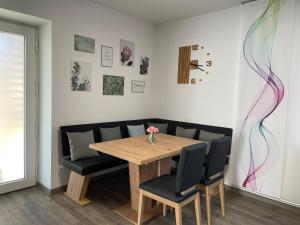 欣费尔德Wohnung für Berufstätige的一间带木桌和椅子的用餐室
