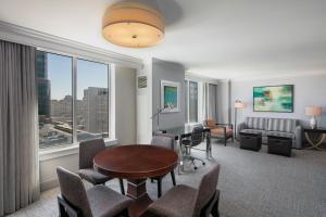 费城费城市中心万豪酒店的客厅配有桌椅和沙发