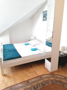 维也纳Favoriten-Rooms的一间卧室配有白色的床铺和蓝色的床单