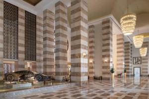 多哈多哈瑞吉酒店的大楼中央的大厅里有一个汽车