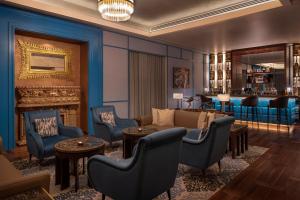 多哈多哈瑞吉酒店的带沙发和椅子的客厅以及酒吧。
