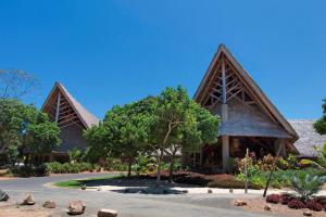 布拉伊新喀里多尼亚喜来登德瓦Spa及高尔夫度假酒店的一座有树木和岩石的三角形屋顶的建筑