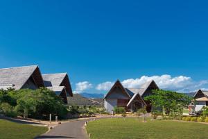 布拉伊新喀里多尼亚喜来登德瓦Spa及高尔夫度假酒店的通往房子的道路