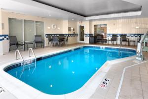 伊丽莎白城伊丽莎白城费尔菲尔德酒店的一座配有桌椅的酒店游泳池