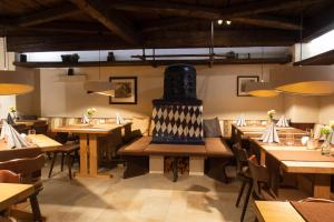 魏登斯塔德特库鲁格酒店的用餐室配有木桌和椅子