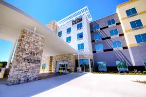 雪松山Fairfield Inn & Suites by Marriott Dallas Cedar Hill的医院大楼前方的 ⁇ 染