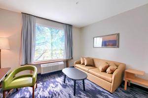 雪松山Fairfield Inn & Suites by Marriott Dallas Cedar Hill的带沙发、桌子和窗户的客厅
