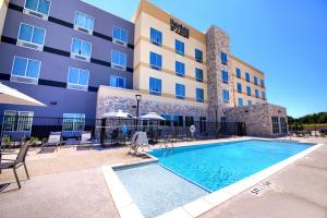 雪松山Fairfield Inn & Suites by Marriott Dallas Cedar Hill的大楼前设有游泳池的酒店