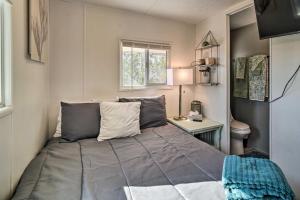 哈瓦苏湖城Cozy Lake Havasu City Getaway with Lake Views!的一间小卧室,配有一张床和一张书桌