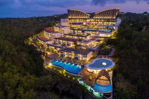 乌鲁瓦图巴厘岛乌鲁瓦图万丽度假酒店及Spa的夜间享有度假村的空中景致