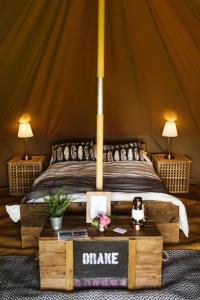 多切斯特Gaggle of Geese Pub - Shepherd Huts & Bell Tents的帐篷内一间卧室,配有一张床