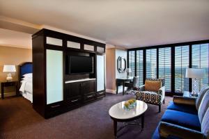 新奥尔良新奥尔良喜来登酒店的大型酒店客房设有一张床和一台电视机