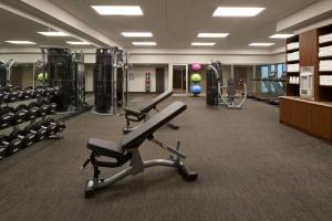 奥沙瓦TownePlace Suites by Marriott Oshawa的健身房设有跑步机和健身器材