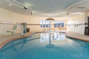 Arden阿什维尔机场万怡酒店的大楼内的大型游泳池