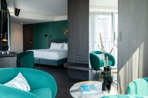 登博斯The Den, 's-Hertogenbosch, a Tribute Portfolio Hotel的配有床、椅子和桌子的酒店客房