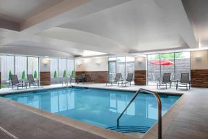 刘易斯堡Fairfield by Marriott Inn & Suites Lewisburg的一座配有桌椅的酒店游泳池