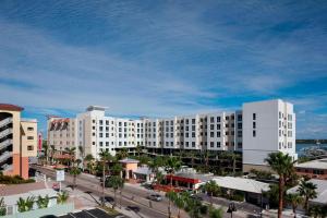 克利尔沃特克利尔沃特海滩万豪酒店的一座种植了棕榈树和街道的大型白色建筑