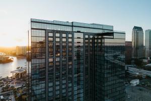 坦帕JW Marriott Tampa Water Street的一座高大的玻璃建筑,享有城市美景